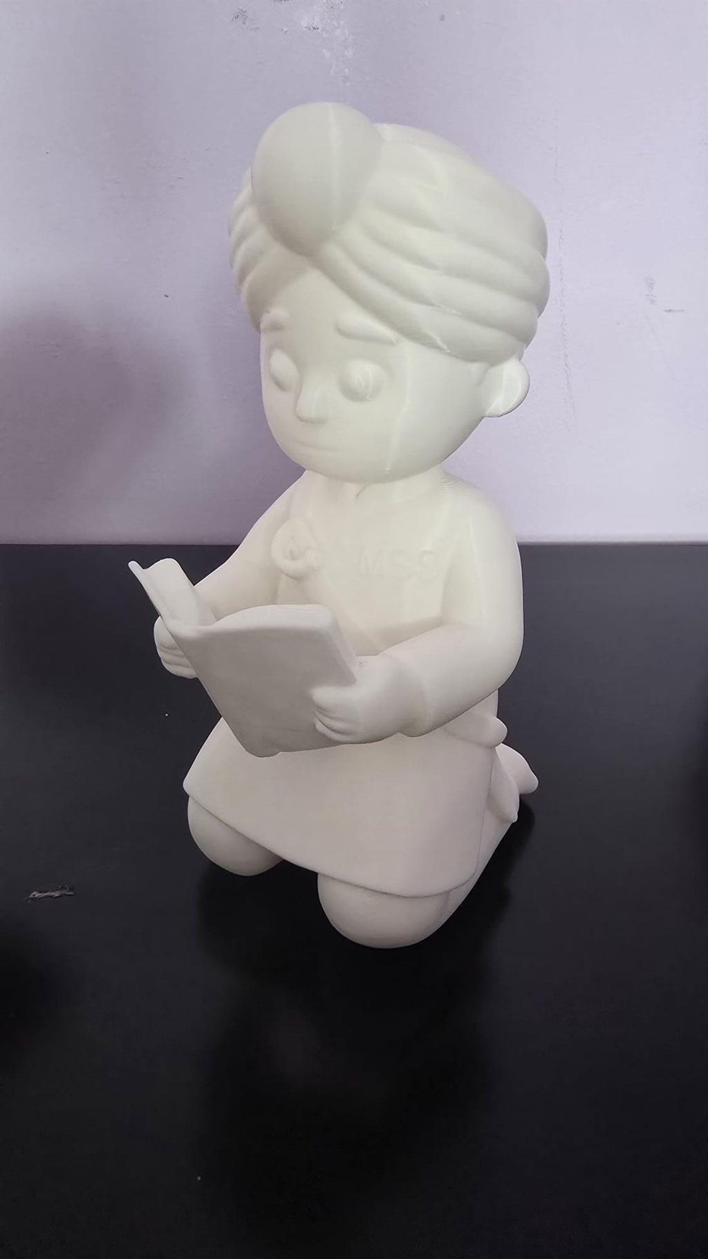 3D Printed Sikh Figurine Reading Book - Minimalist Dastaar Statue - Punjabi Cultural Decor - Turbaned Boy Scholar - Gift for Kids & Nursery